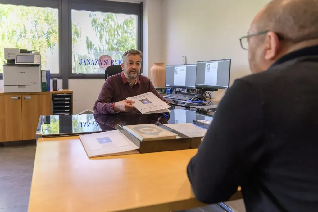 Conseiller en pompes funèbres musulmanes présentant des documents à une famille lors d'un entretien