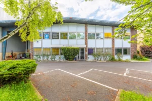 Façade du bâtiment des pompes funèbres musulmanes Janaza Services avec parking