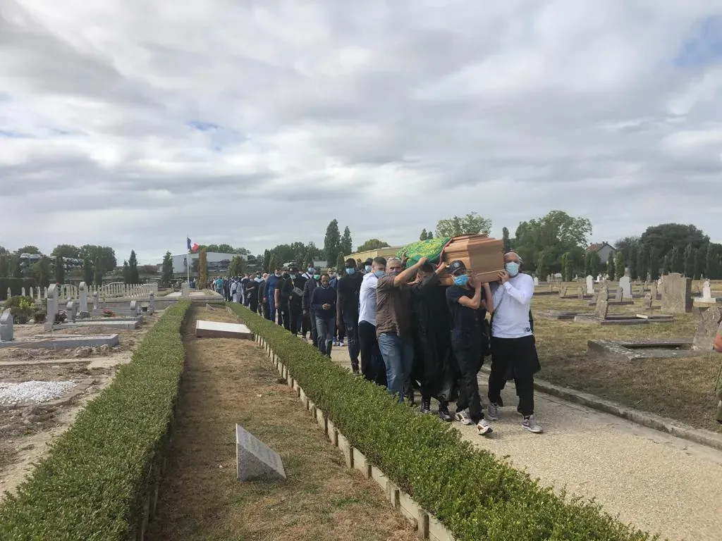 Portage de cercueil lors d'une inhumation selon le rite musulman dans un cimetière
