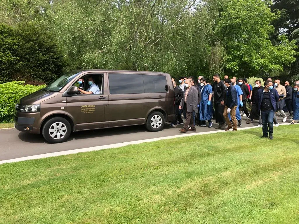 Convoi funéraire Janaza Services avec van et cortège dans un cimetière