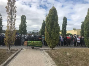 Prière mortuaire Salat al-Janaza rassemblant des fidèles devant un cercueil dans un cimetière