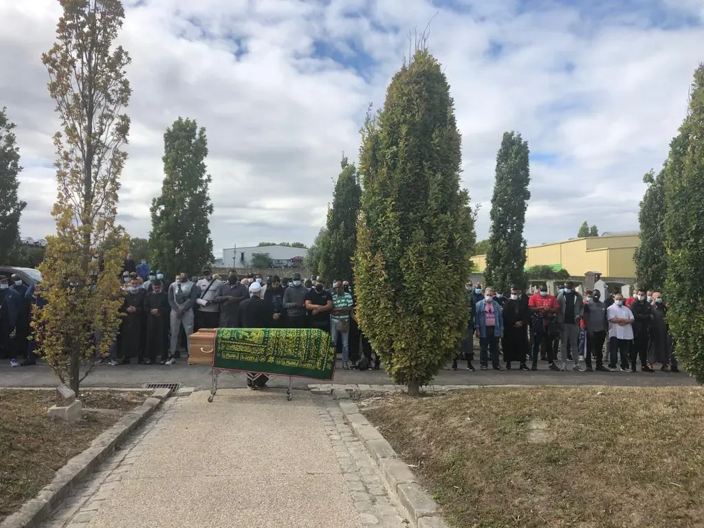 Prière mortuaire Salat al-Janaza rassemblant des fidèles devant un cercueil dans un cimetière